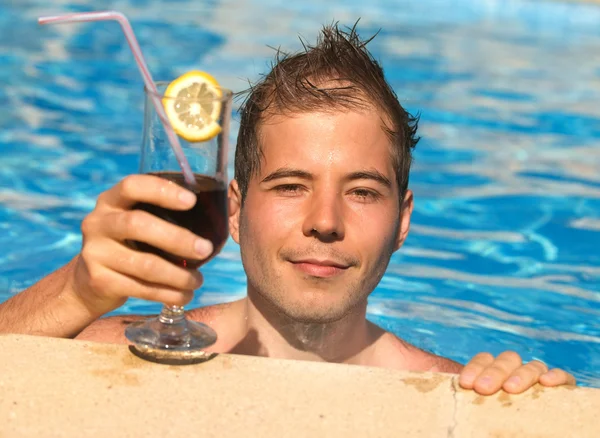 Jongeman met Cuba Libre — Stockfoto