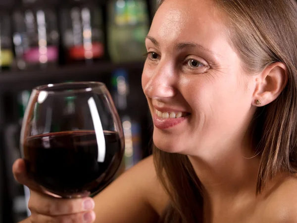 Jovem mulher bebendo vinho — Fotografia de Stock