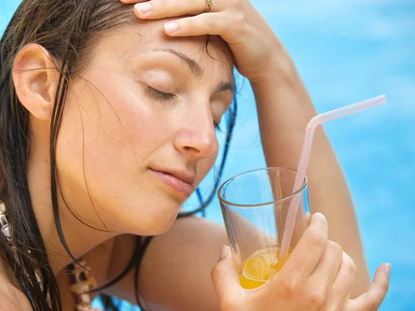 Mujer con jugo de naranja — Foto de Stock