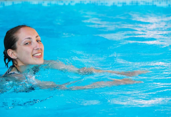 Vrouw bij zwembad zwemmen — Stockfoto