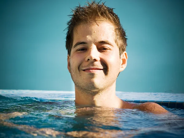 Uomo che nuota in piscina — Foto Stock