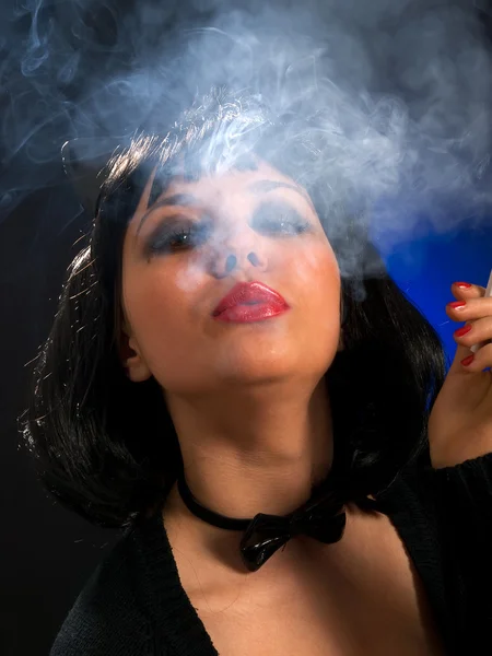 Chat-femme fumant la cigarette — Photo