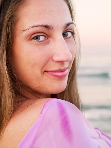 해변에서 젊은 여자 — 스톡 사진