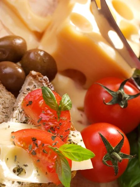Panino al formaggio con pomodori — Foto Stock