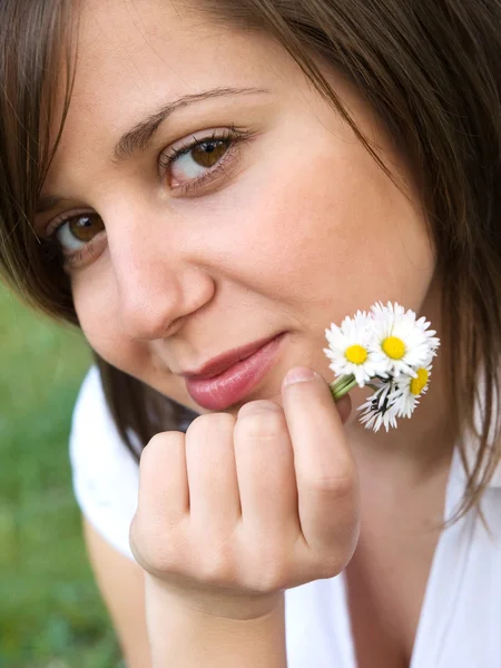 Junge Frau mit Kamille — Stockfoto