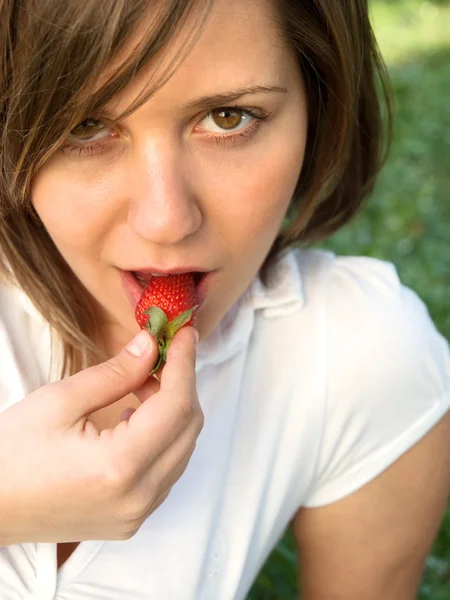 Wanita muda makan stroberi — Stok Foto