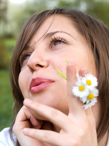 Junge Frau mit Kamille — Stockfoto