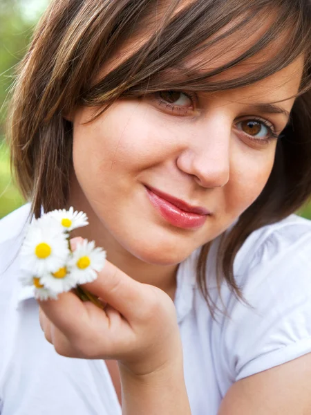 Giovane donna con camomille — Foto Stock