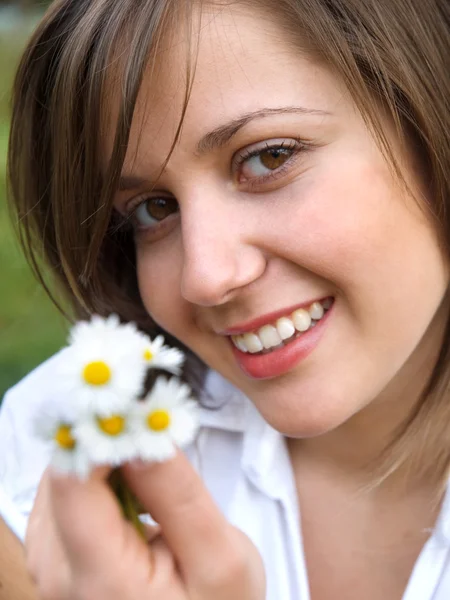 Giovane donna con camomille — Foto Stock