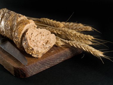 Ekmek bıçağı ile ahşap tahta üzerinde