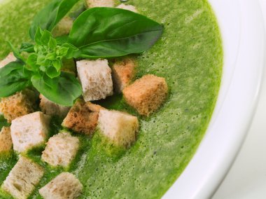 Ispanak ve fesleğen çorbası