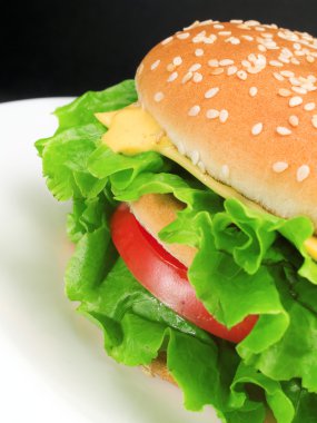 Hamburger biftek, peynir ve domates ile