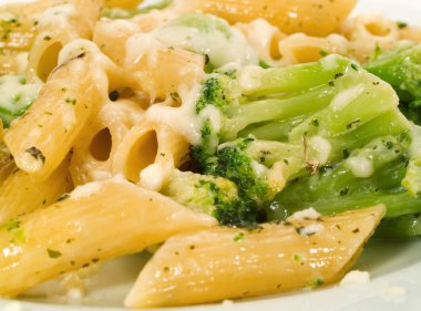 Brokoli ve Mozzarella ile Penne