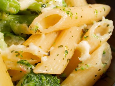 Brokoli ve Mozzarella ile Penne