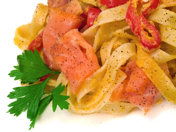 Tagliatelle med lax och paprika — Stockfoto