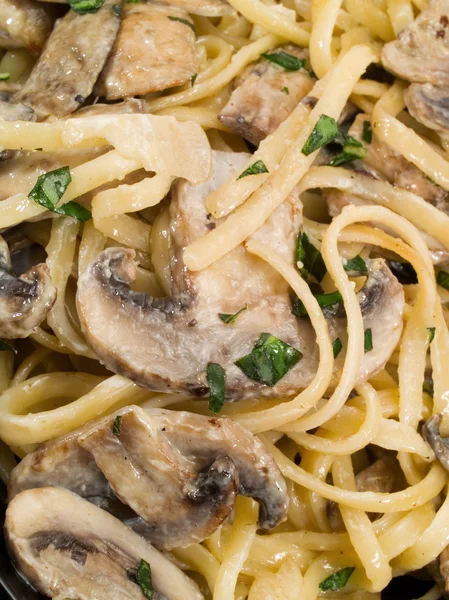 Linguine con funghi e crema — Foto Stock