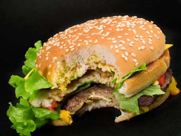 Hambúrguer com bife, queijo, tomate — Fotografia de Stock