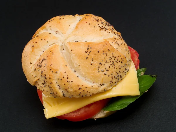 Hambúrguer com queijo e tomate — Fotografia de Stock