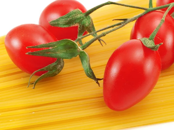 Syrové špagety s cherry rajčaty — Stock fotografie