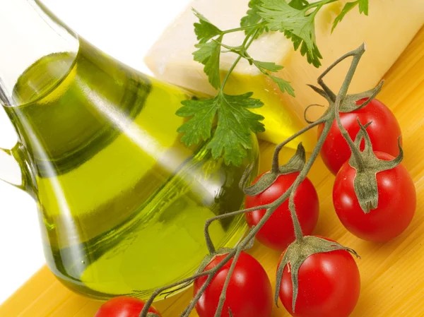 Raw Spaghetti with cherry tomatoes — Stock Photo, Image