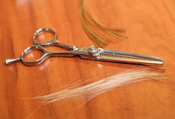 Nożyczki strzyżenie i włosów — Zdjęcie stockowe