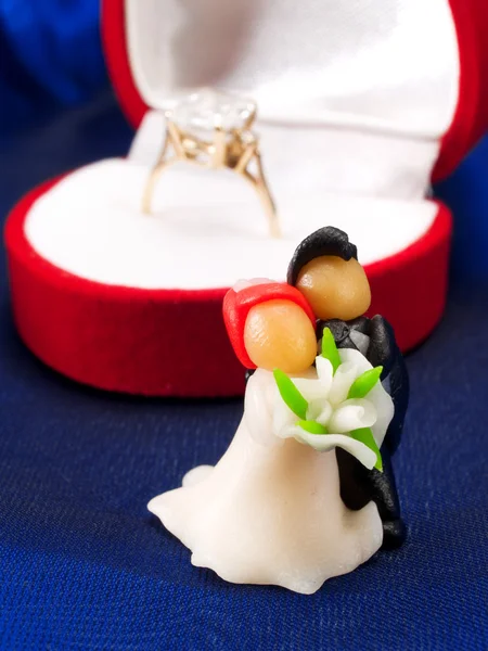 Hochzeitstortenfiguren und ein Verlobungsring — Stockfoto