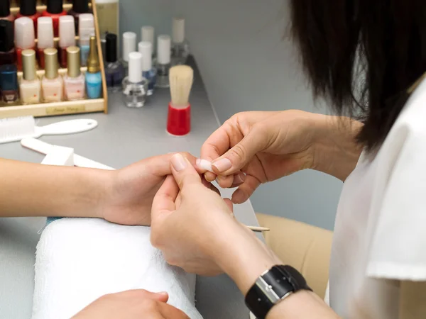 Unhas da menina sendo manicured — Fotografia de Stock