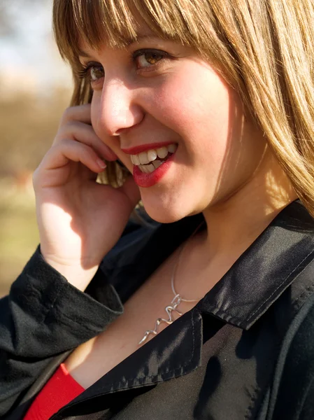 Vrouw in gesprek op mobiele telefoon — Stockfoto