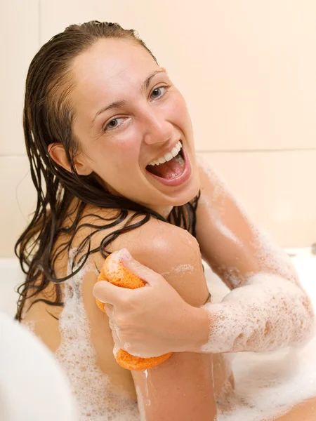 Ung kvinna i badkar — Stockfoto