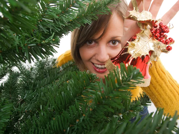 Vrouw versieren kerstboom — Stockfoto