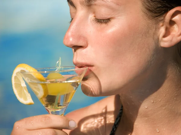 Mujer con vaso de martini — Foto de Stock