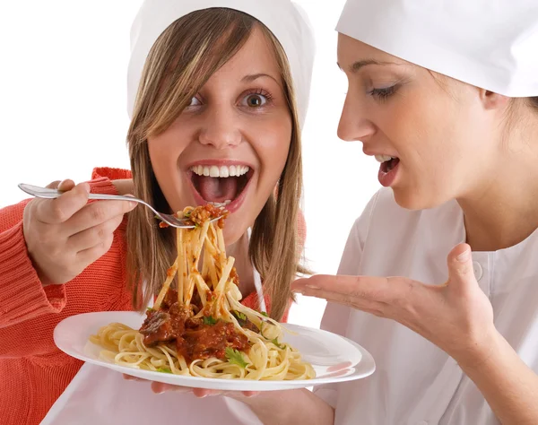 Nők, Főzés spagetti — Stock Fotó