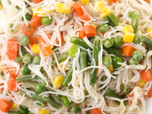 Macarrão asiático com legumes — Fotografia de Stock