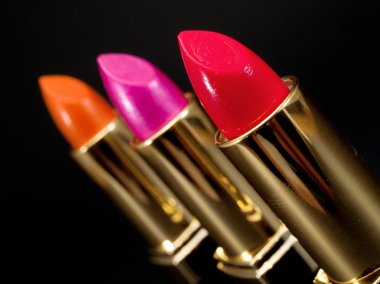 Üç ruj siyah izole