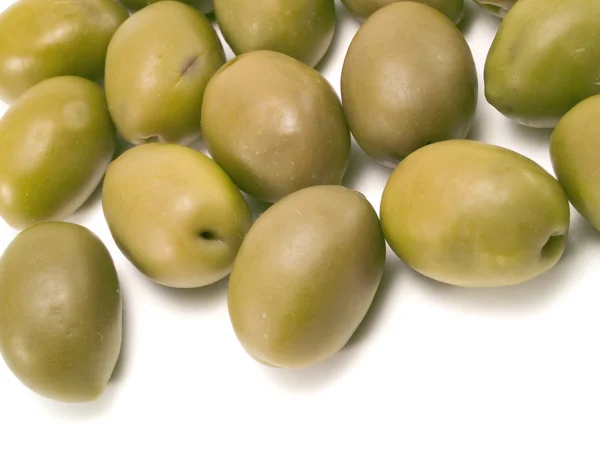 Olives vertes sur blanc — Photo