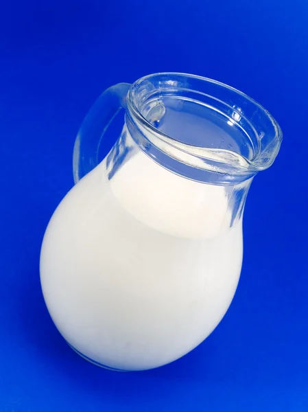 Caraffa di latte su azzurro — Foto Stock