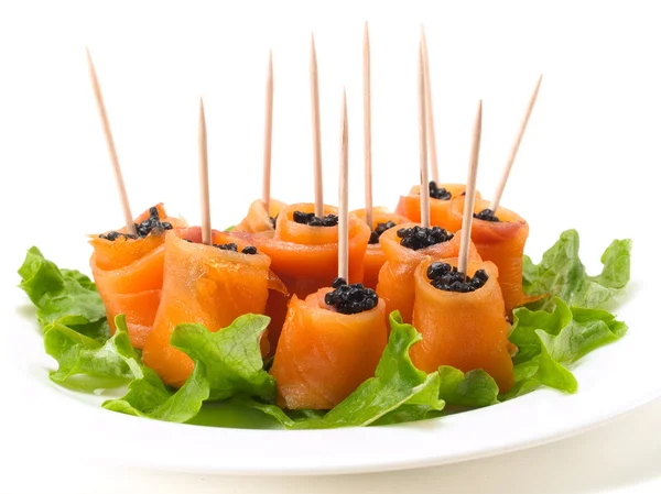 Rolos de salmão com caviar — Fotografia de Stock