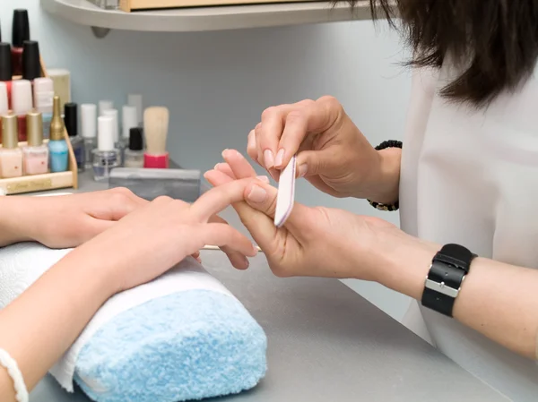 Las uñas de las chicas están siendo arregladas. — Foto de Stock