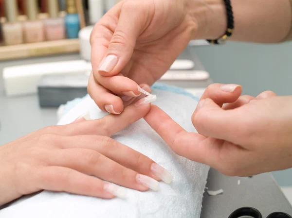 Ongles de fille étant manucuré — Photo