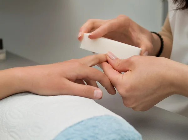 Unhas da menina sendo manicured — Fotografia de Stock