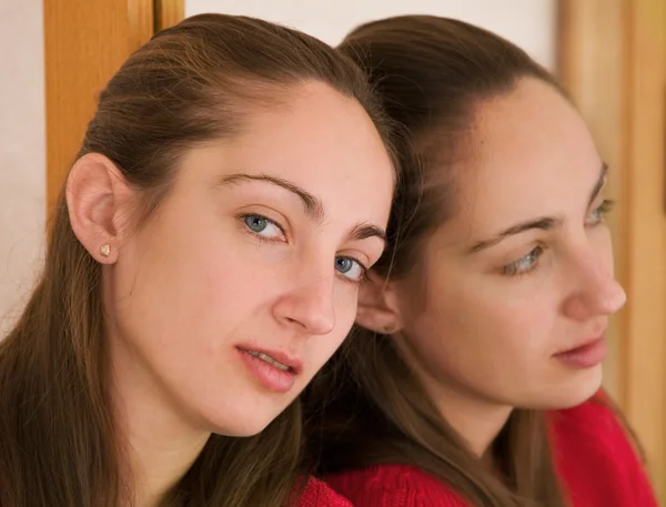 Frau und ihr Spiegelbild — Stockfoto