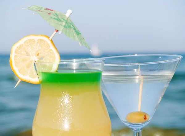 Cocktails in strand close-up — Stockfoto
