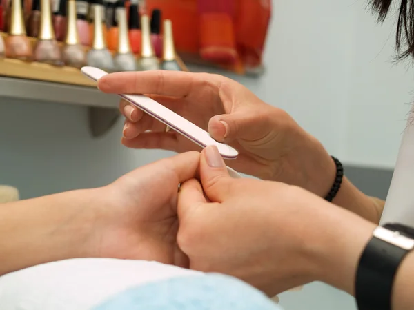 Las uñas de las chicas están siendo arregladas. . — Foto de Stock