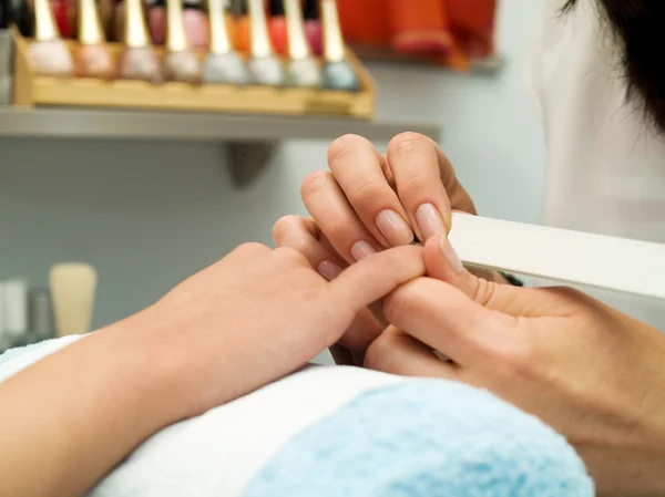 Meisje van vingernagels wordt gemanicuurde. — Stockfoto