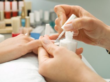 Kızın tırnakları manikürlü.