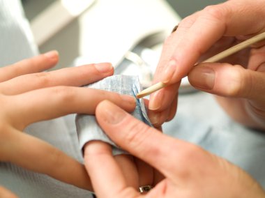 Tırnaklar manikür için hazırlanıyor