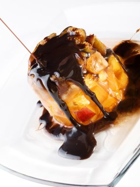 Jelatin tatlı beyaz plaka üzerinde