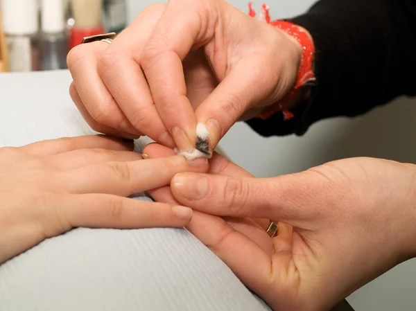 Meisje van vingernagels wordt gemanicuurde. — Stockfoto