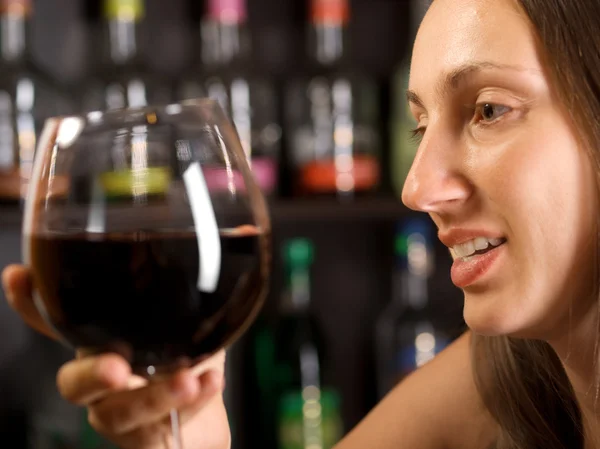 Vrouw met glas wijn — Stockfoto