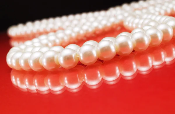 Collar de perlas en rojo — Foto de Stock